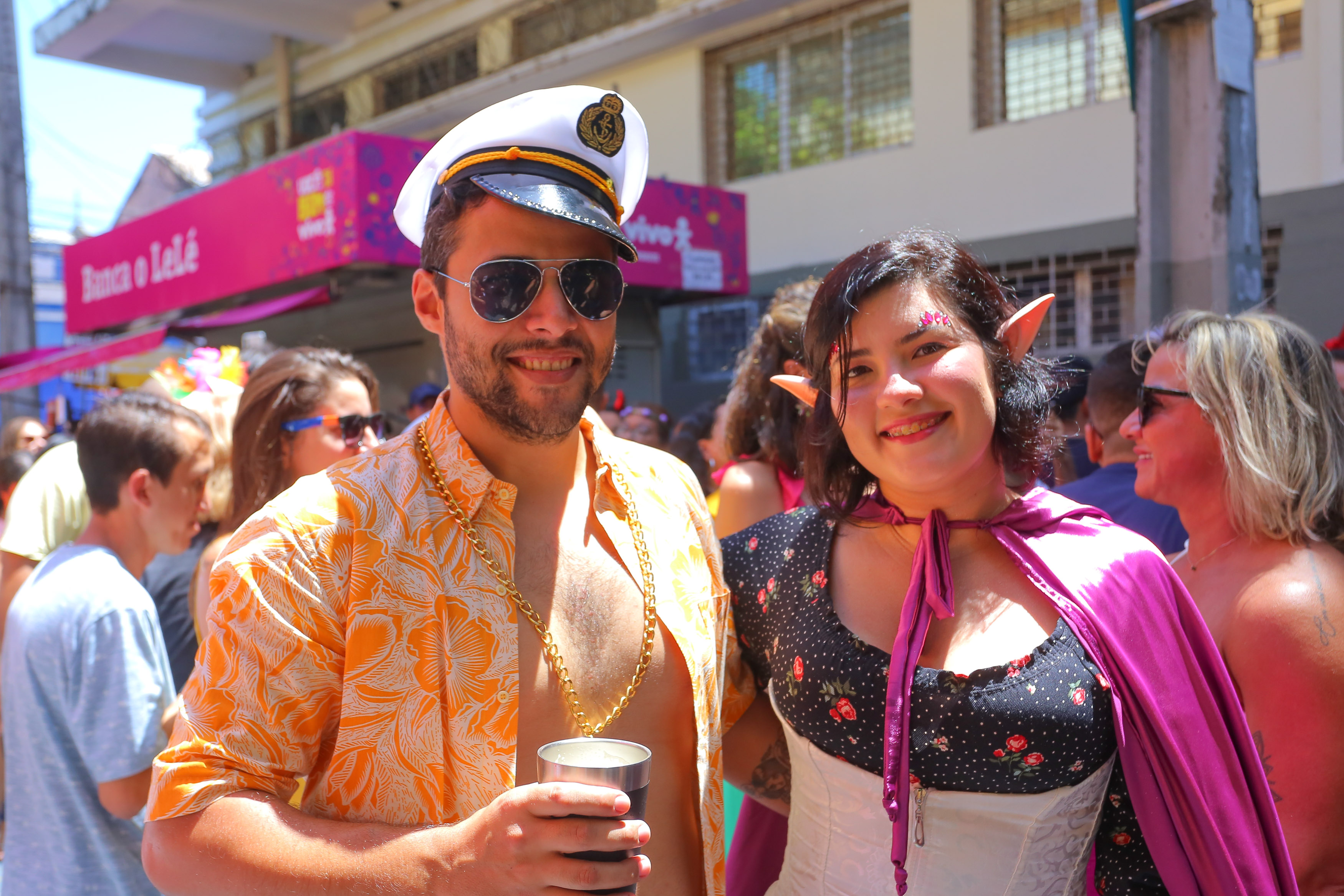 Jamilly Aguiar e Fabiano Gadelha, fantasiados de elfa e de